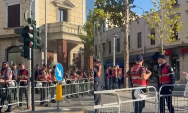Priten tensione! Rrethohet Kuvendi, gardhe metalike dhe forca policie vendosen në rrugët drejt Parlamentit