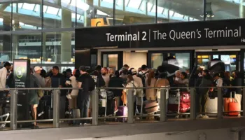 Problemi teknik në sistemin e kontrollit të trafikut provokon kaos në aeroportet britanike, mbi 1 400 fluturime të anuluara
