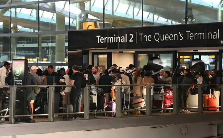 Problemi teknik në sistemin e kontrollit të trafikut provokon kaos në aeroportet britanike, mbi 1 400 fluturime të anuluara