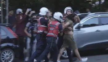 Protesta afër Parlamentit u mbyll me tensione, 15 shoqërime nga Policia