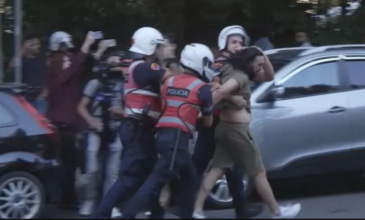 Protesta afër Parlamentit u mbyll me tensione, 15 shoqërime nga Policia