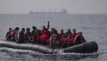 Protesta dhe bllokadë refugjatëve në Angli, e djathta ekstreme pengon zbarkimin dhe transferimin e 140 emigrantëve me varka!
