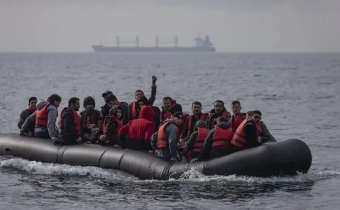 Protesta dhe bllokadë refugjatëve në Angli, e djathta ekstreme pengon zbarkimin dhe transferimin e 140 emigrantëve me varka!