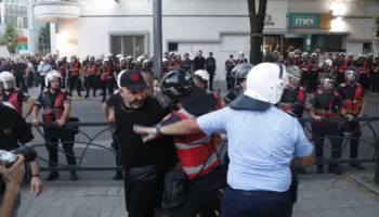 Protesta e 101-të, para parlamentit dhe drejtoria e Policisë! FNSH dhunë ndaj protestuesve i marrin zvarrë dhe arrestojnë