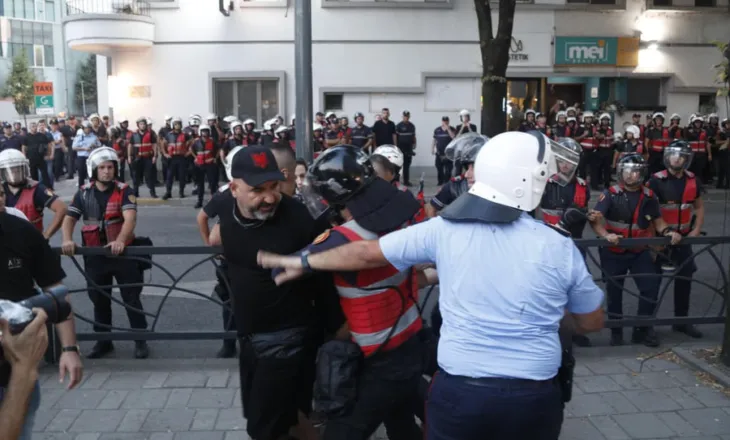 Protesta e 101-të, para parlamentit dhe drejtoria e Policisë! FNSH dhunë ndaj protestuesve i marrin zvarrë dhe arrestojnë