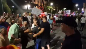 Protesta e 94-të/ Protestuesit bllokojnë hyrjen e Kryeministrisë, mbërrijnë Forcat Speciale