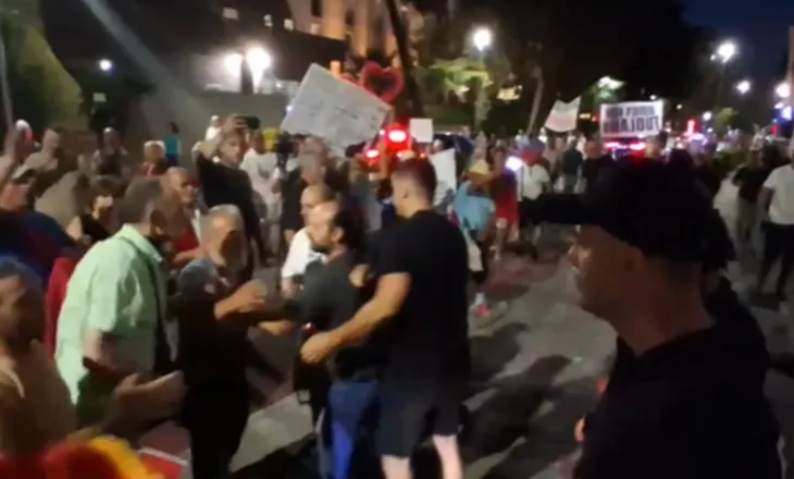 Protesta e 94-të/ Protestuesit bllokojnë hyrjen e Kryeministrisë, mbërrijnë Forcat Speciale