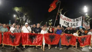 Protesta e 98-të në Tiranë, protestuesit: Të martën na keni para parlamentit, me vezë, domate dhe miell