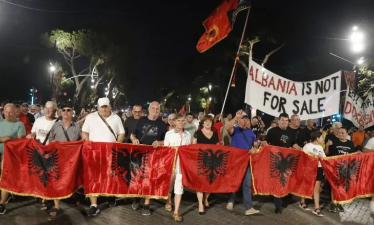 Protesta e 98-të në Tiranë, protestuesit: Të martën na keni para parlamentit, me vezë, domate dhe miell