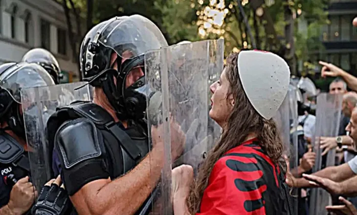 Protesta e bllokimi i rrugëve në Tiranë, vetëm një në pranga, lihen të lirë 19 persona