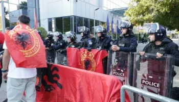 Protesta e veteranëve të UÇK-së në Prishtinë, Policia merr masa dhe apelon: Mos hidhni sende dhe mos përdorni maska