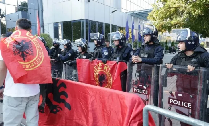 Protesta e veteranëve të UÇK-së në Prishtinë, Policia merr masa dhe apelon: Mos hidhni sende dhe mos përdorni maska