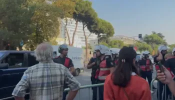 Protesta jashtë Kuvendit, qëllohet me vezë e domate drejt efektivëve