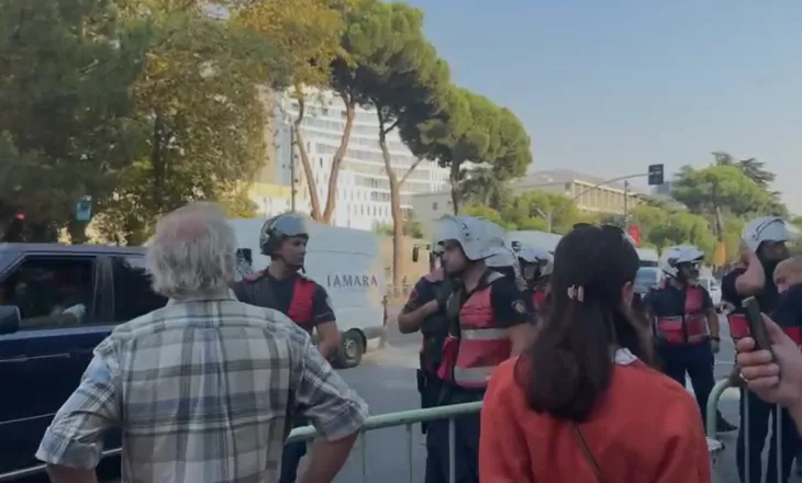 Protesta jashtë Kuvendit, qëllohet me vezë e domate drejt efektivëve