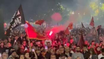Protesta kundër vendimit të Hagës! Qytetarët dhe familjarët e të dënuarve mbushin sheshin “Skënderbeu”