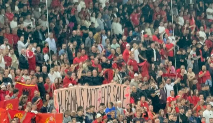 Protesta mbërrin te Kombëtarja, tifozët shpalosin parulla në stadium: Shqipëria nuk shitet!