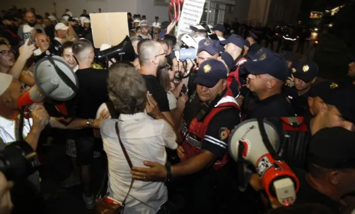 Protesta mbërriti tek zyra e Ramës, policia arreston 14 qytetarë pas tensioneve para Kryeministrisë