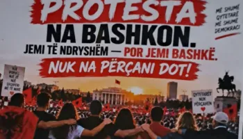 “Protesta na bashkon”/ Pankartat ironizuese: FBI, të vegjlit i kapim vetë, na mësoni si kapen peshqit e mëdhenj