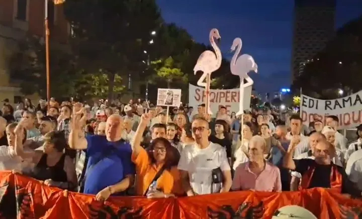Protesta në ditën e 100-të, paralajmërohet rrethimi i Kryeministrisë përsëri!