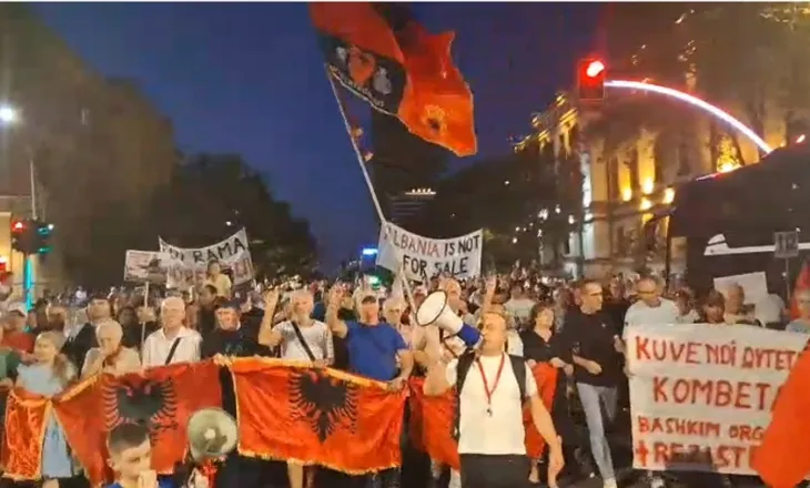 Protesta në ditën e 112-të/ Rama jepe dorëheqjen: Ju vidhni  në spitale, ju vidhni në pensione…