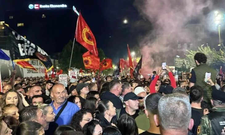 Protesta në mbështetje të ish-krerëve të UÇK-së vijon edhe sonte