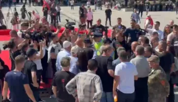 Protesta në Prishtinë në mbështetje të ish-krerëve të UÇK, tensione e përplasje në shesh! Policia u kërkon dokumentet e identifikimit qytetarëve