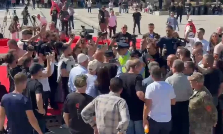 Protesta në Prishtinë në mbështetje të ish-krerëve të UÇK, tensione e përplasje në shesh! Policia u kërkon dokumentet e identifikimit qytetarëve