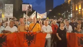 Protesta në Tiranë në ditën e 116-të, vëmendja dhe fjalimet përqendrohen te zhvillimet e fundit në vend!