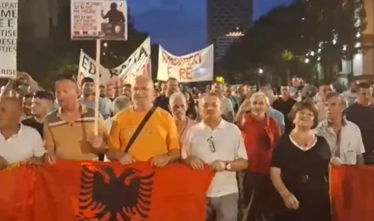 Protesta në Tiranë në ditën e 122-të, marshim nga sheshi “Skënderbej” drejt Kryeministrisë dhe fjalime antiqeveritare