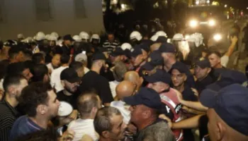 Protesta në udhëkryq: parti politike apo dhunë?