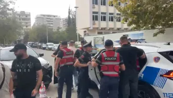 Protesta në Vlorë/ Policia shoqëron Baki Goxhajn, aktivistin e ndaluar nga Izraeli në Flotiljen Sumud dhe 3 persona të tjerë!