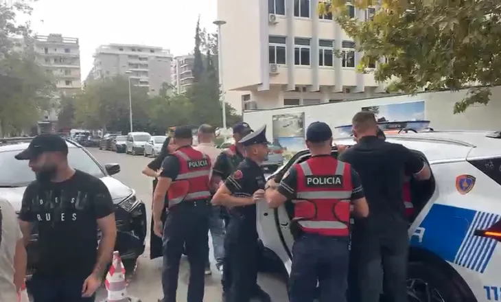 Protesta në Vlorë/ Policia shoqëron Baki Goxhajn, aktivistin e ndaluar nga Izraeli në Flotiljen Sumud dhe 3 persona të tjerë!