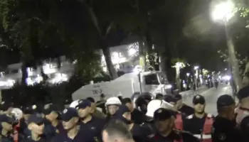Protesta nën tension, në gatishmëri autoboti i ujit