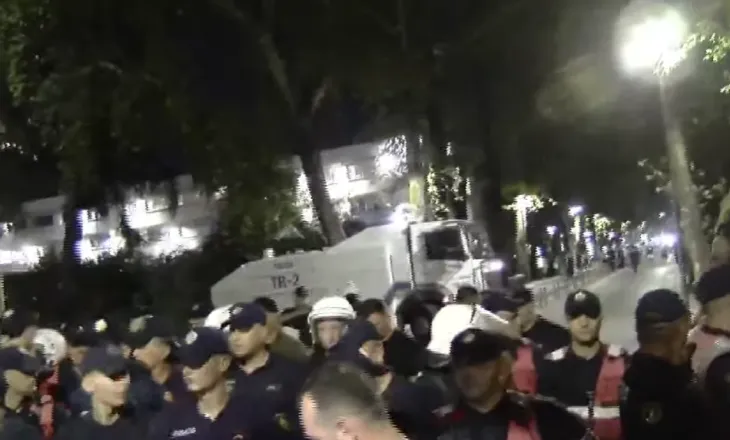 Protesta nën tension, në gatishmëri autoboti i ujit