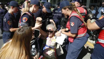 Protesta para kuvendit, 11 të shoqëruar/ Tensione dhe përplasje me policinë në disa zona të Tiranës
