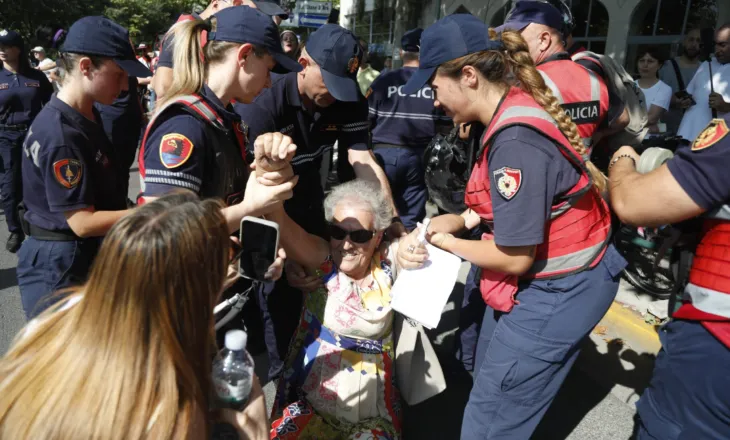 Protesta para kuvendit, 11 të shoqëruar/ Tensione dhe përplasje me policinë në disa zona të Tiranës