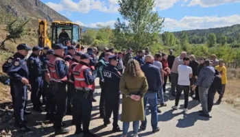Protesta për ujin e pijshëm/ Përplasje mes banorëve dhe policisë, një person humb ndjenjat