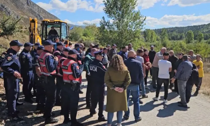 Protesta për ujin e pijshëm/ Përplasje mes banorëve dhe policisë, një person humb ndjenjat