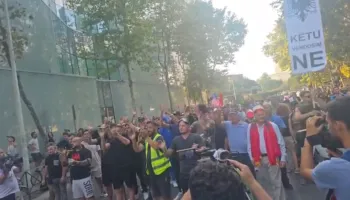 Protesta pranë Kuvendit, hidhen vezë dhe domate ndaj efektivëve. Dy protestues të shoqëruar në Komisariat