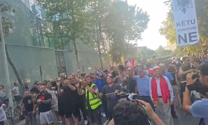 Protesta pranë Kuvendit, hidhen vezë dhe domate ndaj efektivëve. Dy protestues të shoqëruar në Komisariat