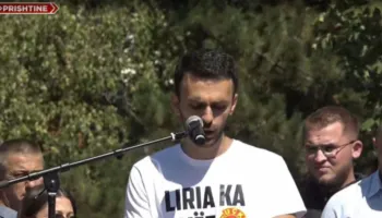 Protesta pro UÇK-së/ Djali i Jakup Krasniqit: Të bashkohemi përtej partive e ndasive! Historinë e Çlirimtarëve s’mund ta fshijë askush