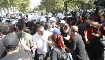 Protesta te Kuvendi/ Policia arreston me dhunë 11 persona