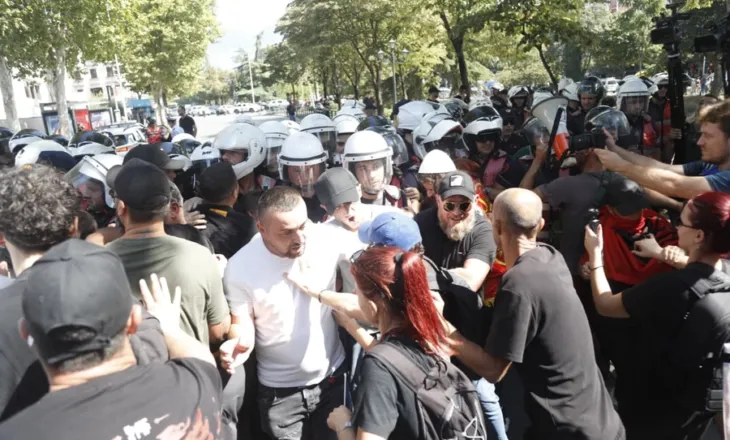 Protesta te Kuvendi/ Policia arreston me dhunë 11 persona