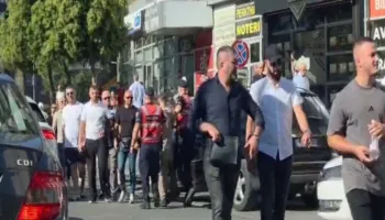 Protesta te ‘Rruga e Durrësit’, 12 të arrestuar dhe 15 nën hetim! Policia: Cenuan perimetrin e sigurisë në shkolla dhe kundërshtuan efektivët (EMRAT)