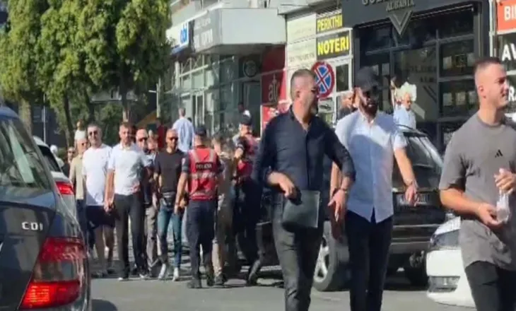 Protesta te ‘Rruga e Durrësit’, 12 të arrestuar dhe 15 nën hetim! Policia: Cenuan perimetrin e sigurisë në shkolla dhe kundërshtuan efektivët (EMRAT)