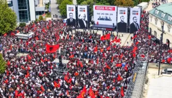 Protestat në mbështetje të ish-krerëve të UÇK, Ambasada e SHBA në Kosovë paralajmëron shtetasit amerikanë: Shmangni sheshin “Skënderbeu”!