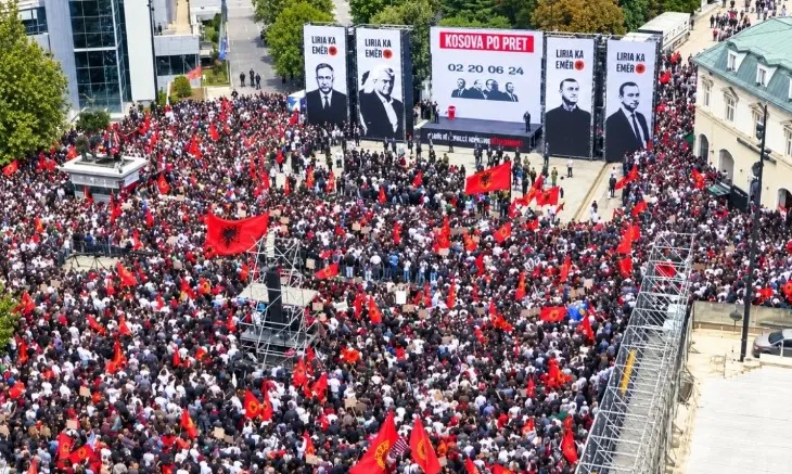 Protestat në mbështetje të ish-krerëve të UÇK, Ambasada e SHBA në Kosovë paralajmëron shtetasit amerikanë: Shmangni sheshin “Skënderbeu”!