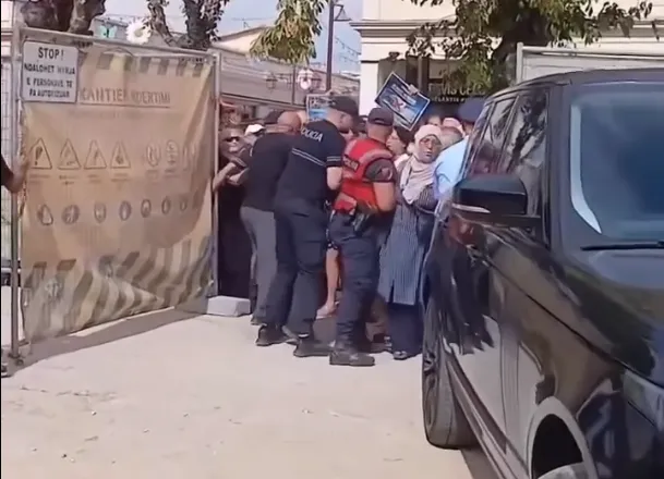Protestë kundër ndërtimit të Muzeut Hebraik në Vlorë, përplasje me policinë