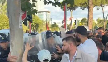 Protestë në Bulevard gjatë takimit të Ramës me Von der Leyen, policia shoqëron një person (VIDEO)