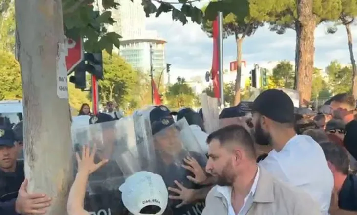 Protestë në Bulevard gjatë takimit të Ramës me Von der Leyen, policia shoqëron një person (VIDEO)